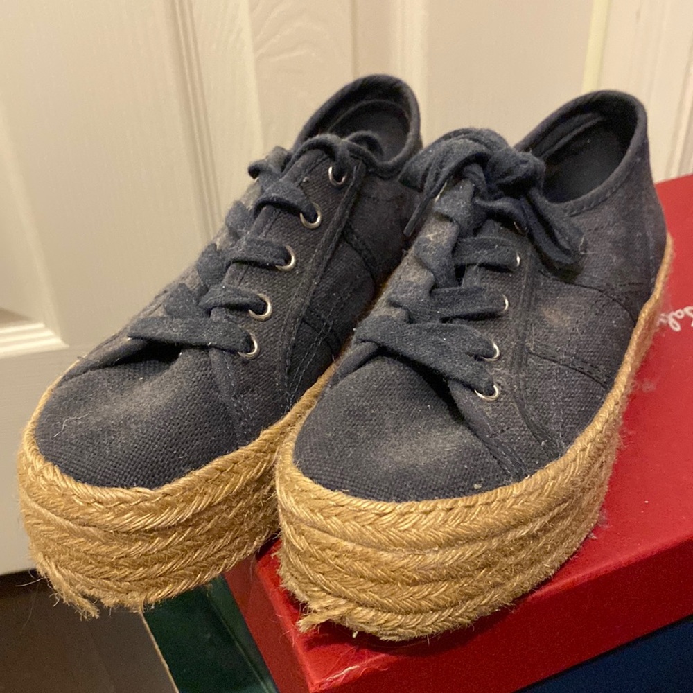 Woman Steve Madden navy shoes